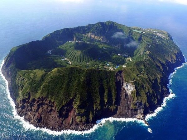 L'île volcan d'Aogashima, Japon