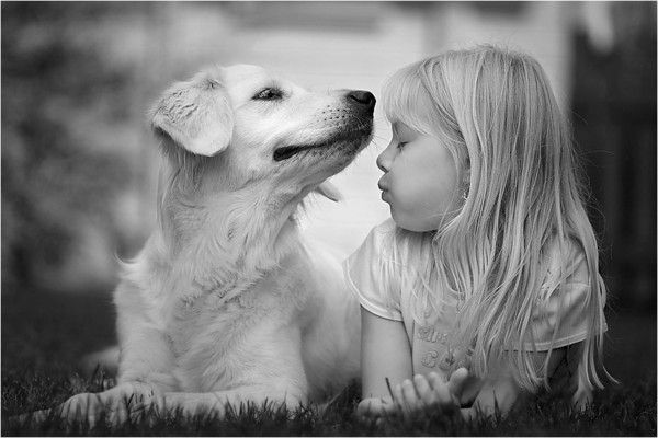 Une petite fille et son chien