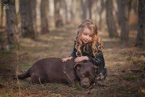 Fillette et chien