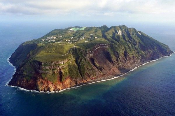 L'île volcan d'Aogashima, Japon