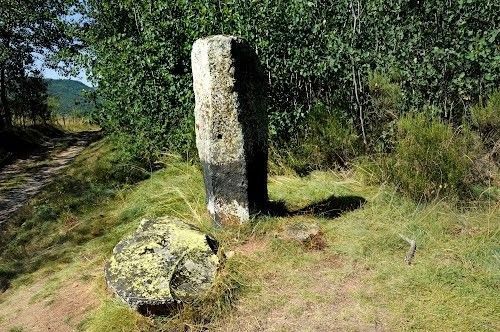 Menhir à Sapchat (63)